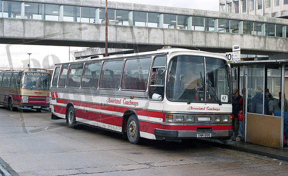 Associated Coachways XNM819S Harlow RP87 88 015