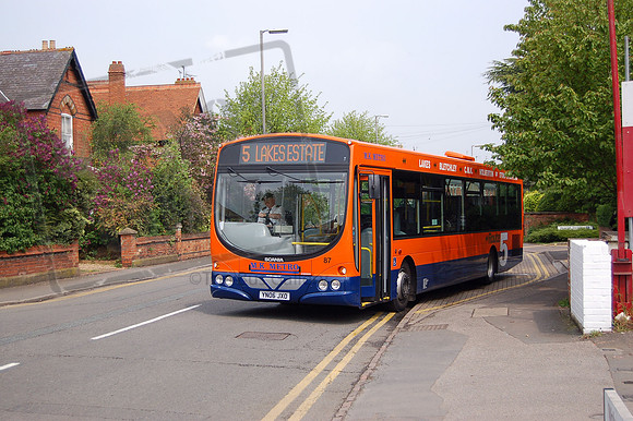 MK Metro YN06JXO at Stoney Stratford May06