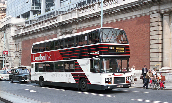 Alder Valley YPJ505Y London Victoria RP33 86 016