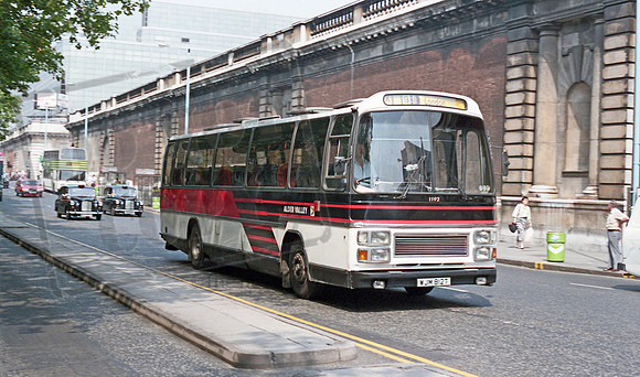 Alder Valley WJM812T London Victoria RP33 86 015